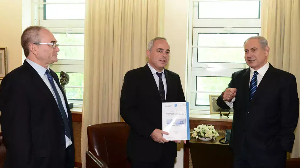 ראש הממשלה בנימין נתניהו מקבל לידיו את הדוח בנוגע לפרשת מוחמד א-דורה, היום ראש הממשלה בנימין נתניהו מקבל לידיו את הדוח בנוגע לפרשת מוחמד א-דורה, היום