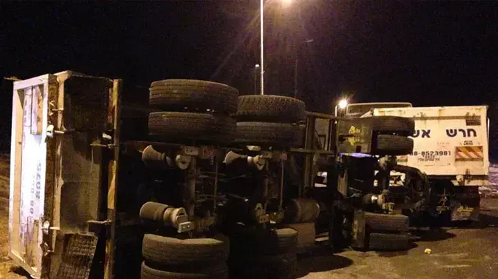 תאונת דרכים בין משאיות בצומת להבים, 20 מאי 2013 תאונת דרכים בין משאיות בצומת להבים, 20 מאי 2013