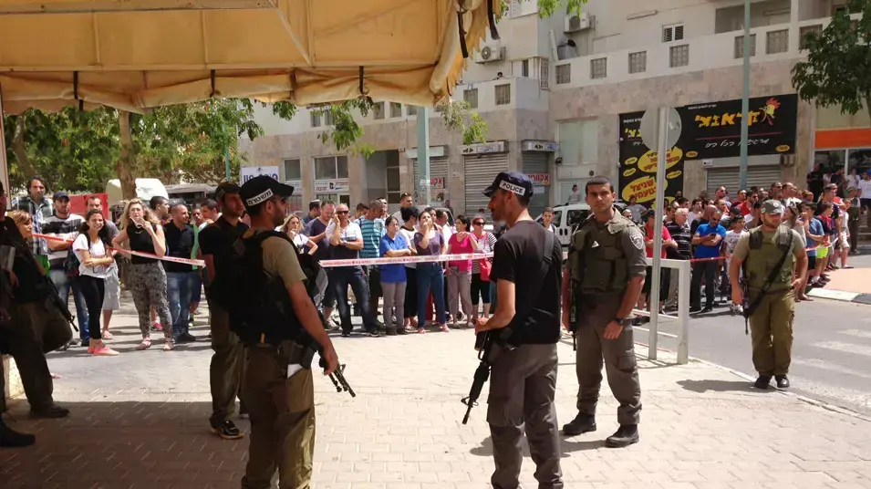 כוחות משטרה מחוץ לסניף בנק הפועלים בבאר שבע כוחות משטרה מחוץ לסניף בנק הפועלים בבאר שבע