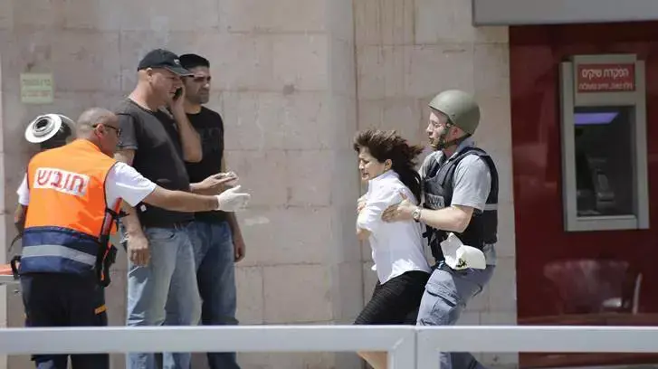 כוחות משטרה מחוץ לסניף בנק הפועלים בבאר שבע