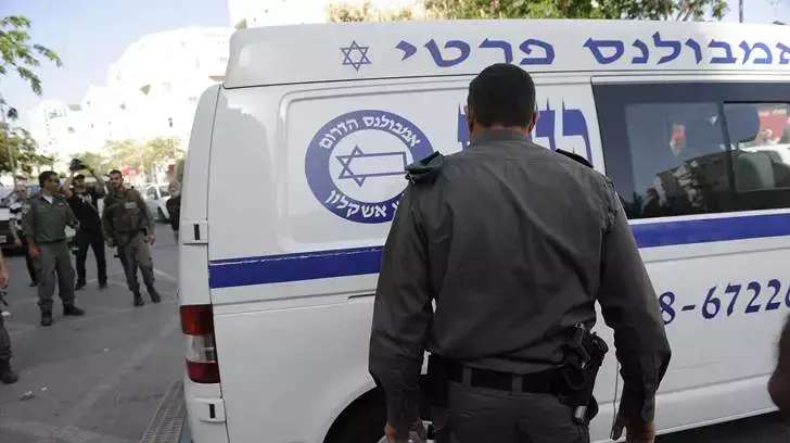 האמבולנס שפינה את הגופה מבנק הפועלים בבאר שבע, מאי 2013 האמבולנס שפינה את הגופה מבנק הפועלים בבאר שבע, מאי 2013