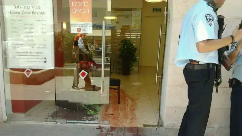 5 הרוגים ופצוע קשה באירוע ירי בבנק הפועלים, ב"ש. מאי 2013 5 הרוגים ופצוע קשה באירוע ירי בבנק הפועלים, ב"ש. מאי 2013