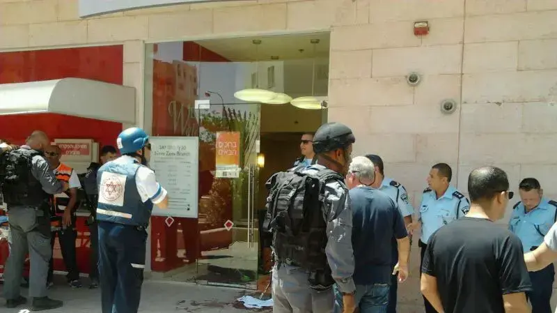 5 הרוגים ופצוע קשה באירוע ירי בבנק הפועלים, ב"ש. מאי 2013 5 הרוגים ופצוע קשה באירוע ירי בבנק הפועלים, ב"ש. מאי 2013