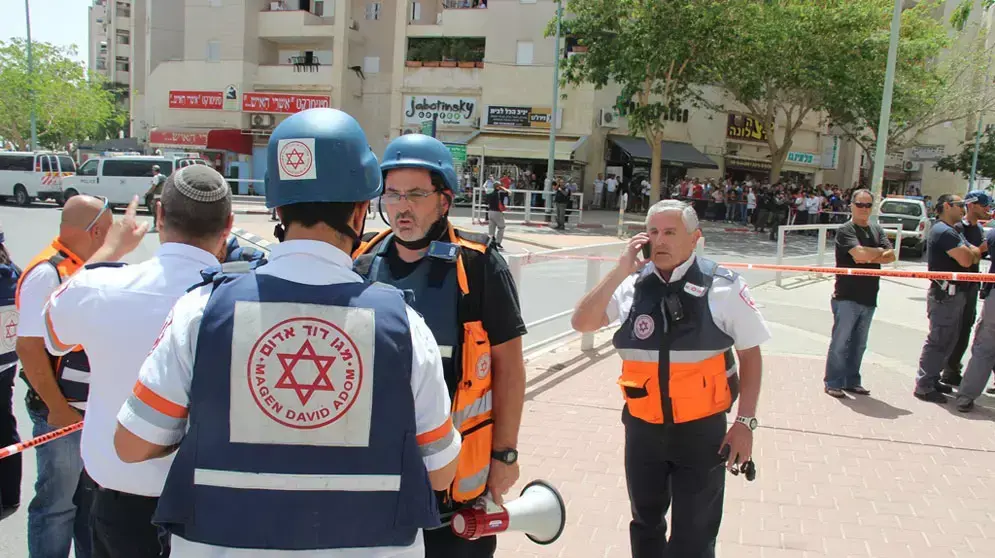 כוחות מד"א סייעו לחלץ, טיפלו ופינו את הנפגעים באירוע הירי בבנק הפועלים בבאר שבע. מאי 2013 כוחות מד"א סייעו לחלץ, טיפלו ופינו את הנפגעים באירוע הירי בבנק הפועלים בבאר שבע. מאי 2013