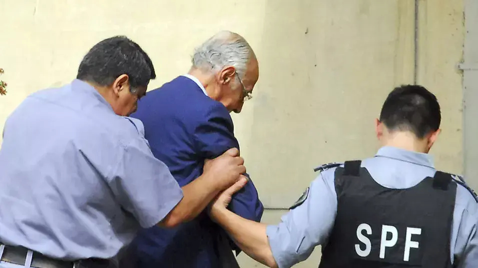 חורחה וידלה מובל לבית המשפט בבואנוס איירס, מרץ 2010 חורחה וידלה מובל לבית המשפט בבואנוס איירס, מרץ 2010