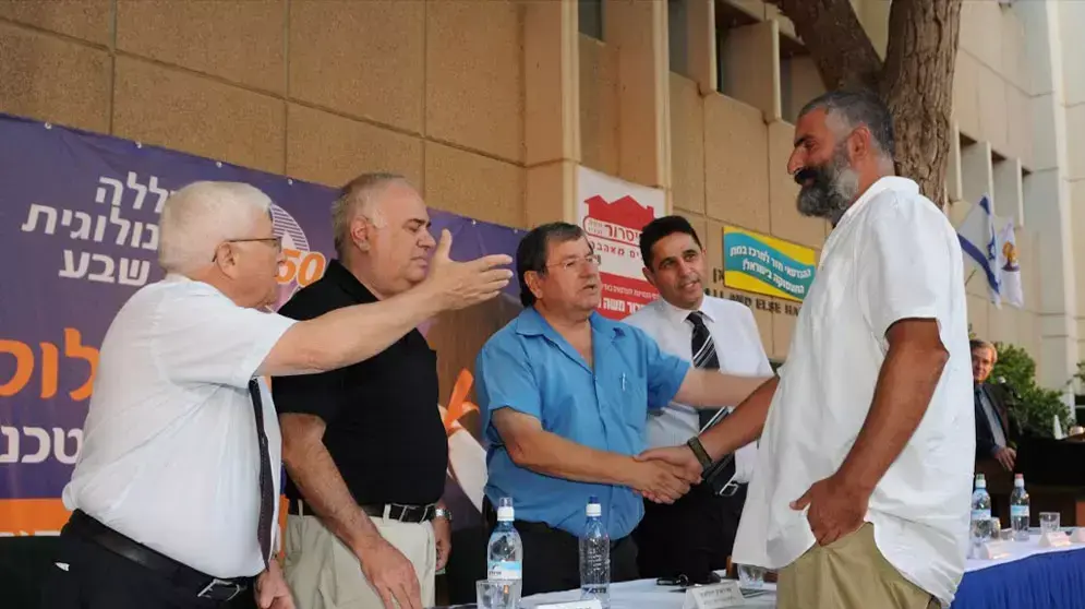 איתמר אלון הרוצח מב"ש, מקבל תעודה במכללת סמי שמעון, מאי 2013