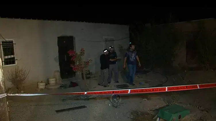 הזירה בה נמצאו גופותיהן של הילדות בנות ה-3 וה-5 ביישוב אל-פורעה בנגב, מאי 2013 הזירה בה נמצאו גופותיהן של הילדות בנות ה-3 וה-5 ביישוב אל-פורעה בנגב, מאי 2013