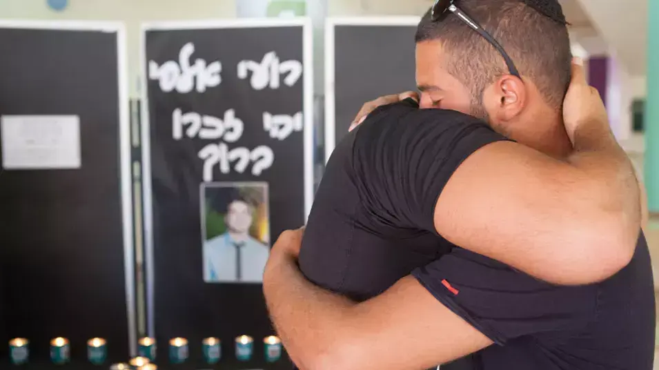 תמונות מפינת הנצחה בביה"ס סגן יבנה לחייל רועי אלפי שנהרג ממוקש , מאי 2013 תמונות מפינת הנצחה בביה"ס סגן יבנה לחייל רועי אלפי שנהרג ממוקש , מאי 2013