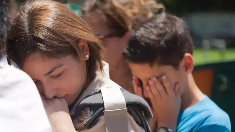 חברים ומשפחה באים לנחם את משפחתו של רועי אלפי ז"ל החייל שעלה על מוקש ברמת הגולן, מאי 2013 חברים ומשפחה באים לנחם את משפחתו של רועי אלפי ז"ל החייל שעלה על מוקש ברמת הגולן, מאי 2013