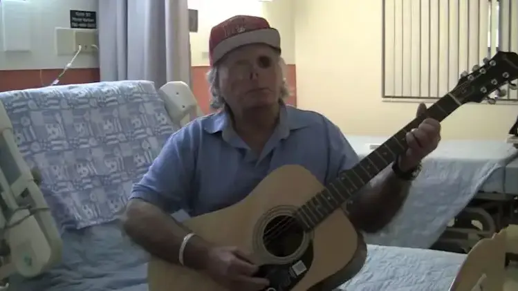 שנה אחרי: קורבן הקניבליזם מחלים ומנגן גיטרה