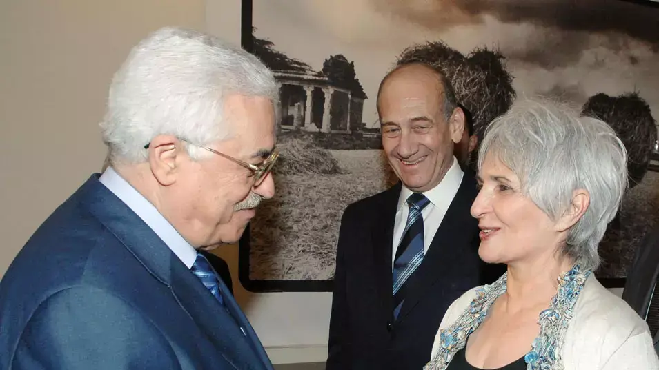 יו"ר הרשות הפלסטינית מחמוד עבאס (אבו מאזן) עם אשת ראש הממשלה דאז עליזה אולמרט, דצמבר 2006 יו"ר הרשות הפלסטינית מחמוד עבאס (אבו מאזן) עם אשת ראש הממשלה דאז עליזה אולמרט, דצמבר 2006