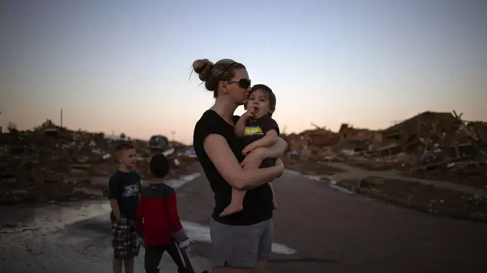 תושבים במור, אוקלהומה, מנסים להציל את חפציהם אחרי הטורנדו תושבים במור, אוקלהומה, מנסים להציל את חפציהם אחרי הטורנדו
