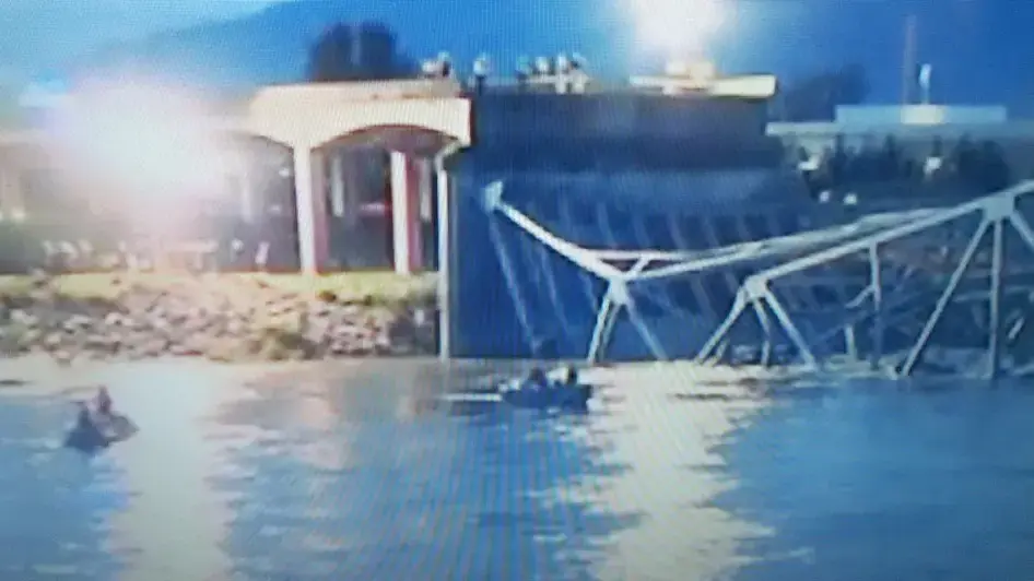 קריסת גשר המחבר בין ארצות הברית לקנדה קריסת גשר המחבר בין ארצות הברית לקנדה