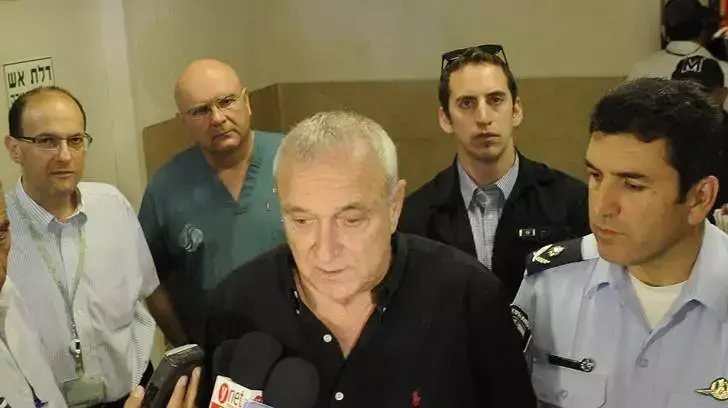 השר לביטחון הפנים יצחק אהרונוביץ' ומפקד המחוז הדרומי במשטרה ניצב יורם הלוי ביקרו את עומר וואליד, שנפצע באירוע הירי בסניף בנק בבאר שבע השר לביטחון הפנים יצחק אהרונוביץ' ומפקד המחוז הדרומי במשטרה ניצב יורם הלוי ביקרו את עומר וואליד, שנפצע באירוע הירי בסניף בנק בבאר שבע