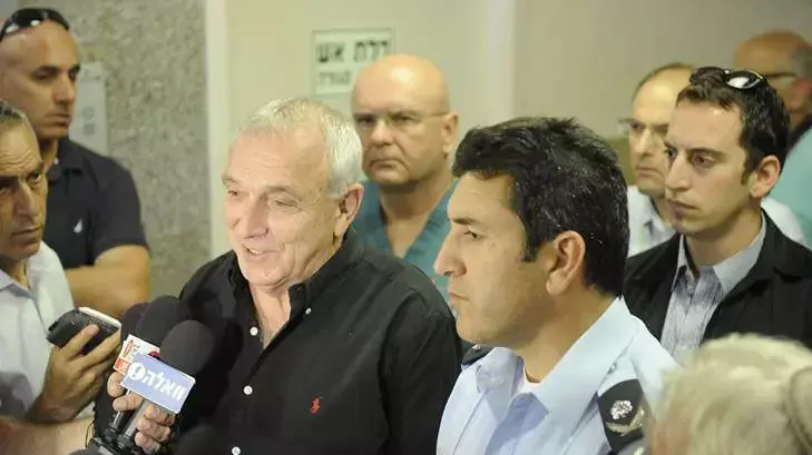 השר לביטחון הפנים יצחק אהרונוביץ' ומפקד המחוז הדרומי במשטרה ניצב יורם הלוי ביקרו את עומר וואליד, שנפצע באירוע הירי בסניף בנק בבאר שבע השר לביטחון הפנים יצחק אהרונוביץ' ומפקד המחוז הדרומי במשטרה ניצב יורם הלוי ביקרו את עומר וואליד, שנפצע באירוע הירי בסניף בנק בבאר שבע