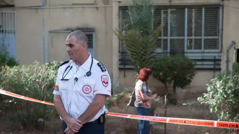 שוטר פתח באש לעבר קשיש החשוד שניסה לדקור את זוגתו בבת ים שוטר פתח באש לעבר קשיש החשוד שניסה לדקור את זוגתו בבת ים