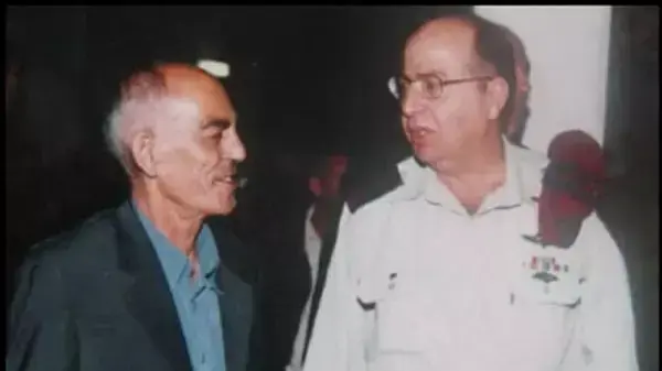 נושא: משה יעלון עם חוסיין אל-הייב, מגדולי הגששים בצה"ל, שהלך לעולמו, 25 מאי 2013 נושא: משה יעלון עם חוסיין אל-הייב, מגדולי הגששים בצה"ל, שהלך לעולמו, 25 מאי 2013