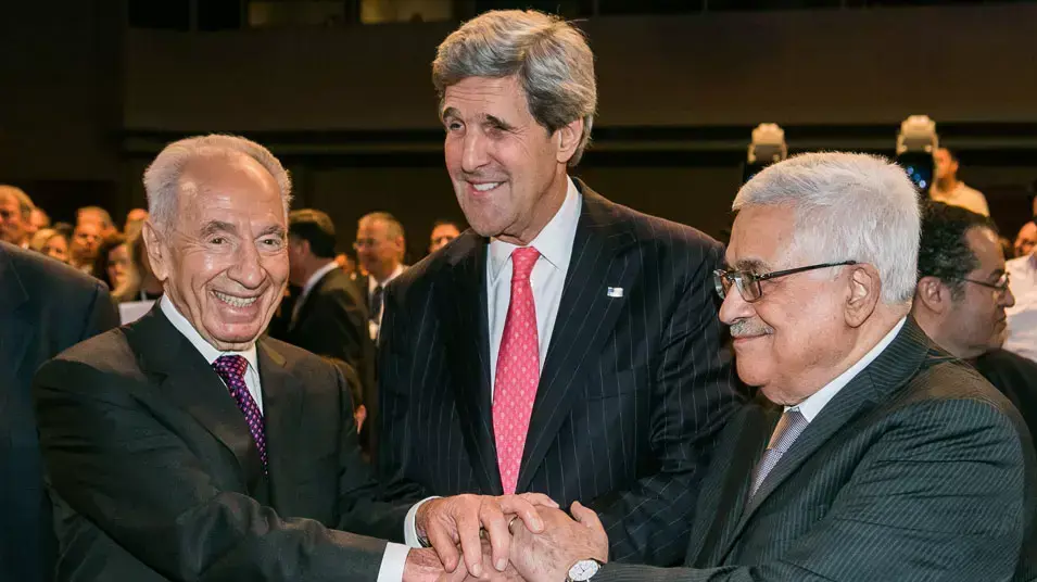 נשיא המדינה שמעון פרס, יו"ר הראשות הפלסטינית אבו מאזן ומזכיר ההגנה של ארה"ב ג'ון קרי בוועידה הכלכלית בירדן, מאי 2013 נשיא המדינה שמעון פרס, יו"ר הראשות הפלסטינית אבו מאזן ומזכיר ההגנה של ארה"ב ג'ון קרי בוועידה הכלכלית בירדן, מאי 2013