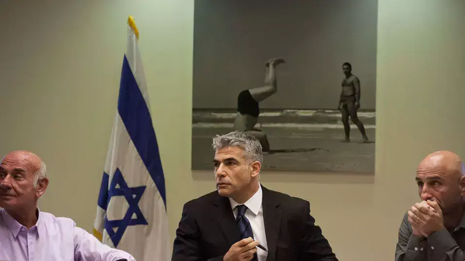 נושא: עופר שלח יאיר לפיד ויעקב פרי בישיבת סיעת יש עתיד. מאי 2013