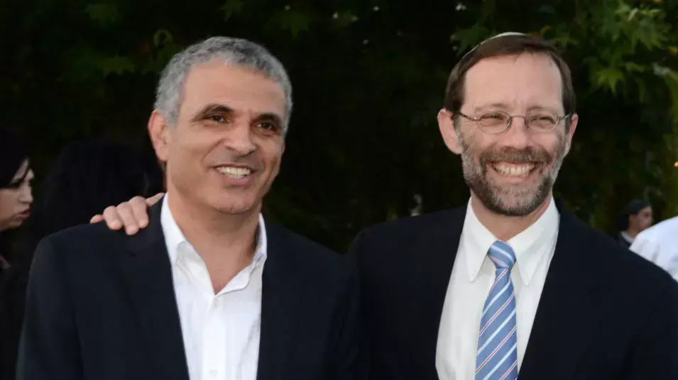 משה פייגלין ומשה כחלון בחתונתם של ציפי חוטובלי ואור אלון. מאי 2013