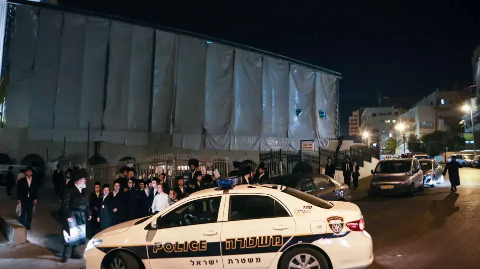 נער נפל מבניין וננעץ במוט ונפצע קשה בירושלים. מאי 2013 נער נפל מבניין וננעץ במוט ונפצע קשה בירושלים. מאי 2013