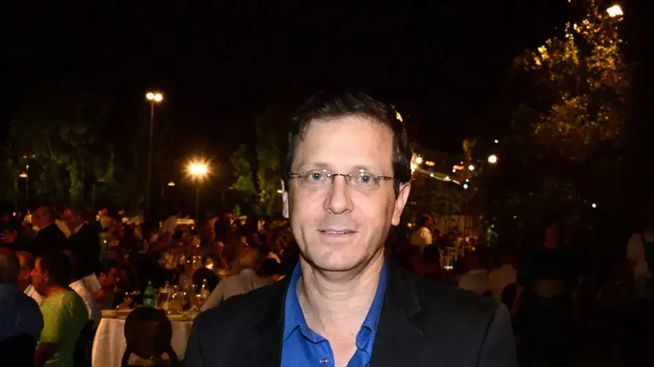 בוז'י הרצוג בחתונתה של ציפי חוטובלי. מאי 2013