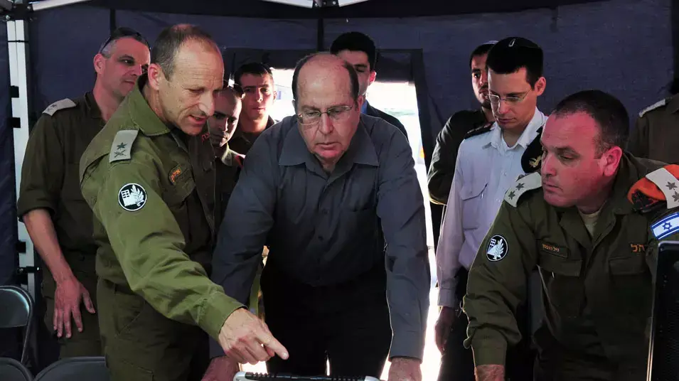 נושא: שר הביטחון משה (בוגי) יעלון בביקורו בבסיס פיקוד העורף ברמלה במסגרת תרגיל נקודת מפנה 7. מאי 2013 נושא: שר הביטחון משה (בוגי) יעלון בביקורו בבסיס פיקוד העורף ברמלה במסגרת תרגיל נקודת מפנה 7. מאי 2013
