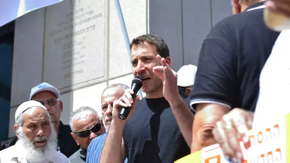 ח"כ איציק שמולי בהפגנת גמלאים הגזירות הכלכליות מול קרית הממשלה, מאי 2013 ח"כ איציק שמולי בהפגנת גמלאים הגזירות הכלכליות מול קרית הממשלה, מאי 2013
