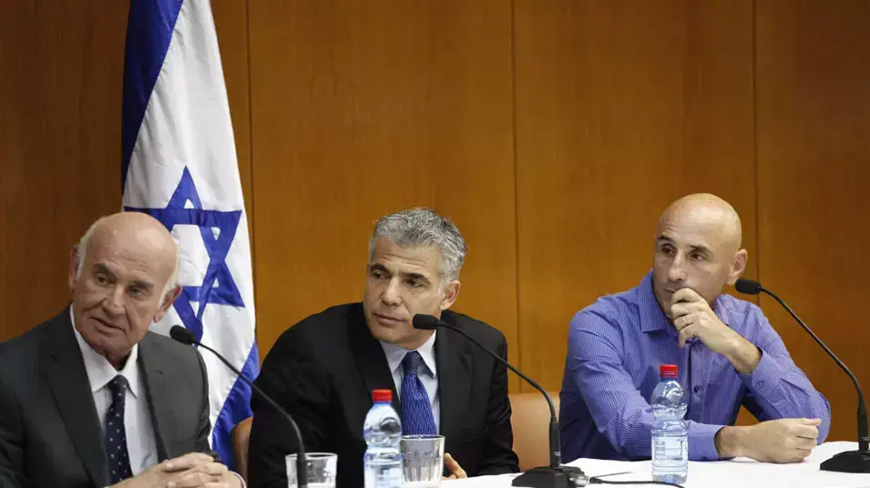 שר האוצר יאיר לפיד, יעקב פרי, ועופר שלח במסע"ת, מאי 2013 שר האוצר יאיר לפיד, יעקב פרי, ועופר שלח במסע"ת, מאי 2013