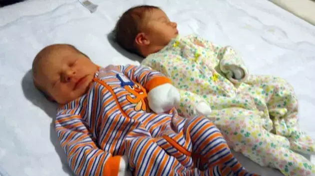 זוג תאומות אמריקניות ילדו את ילדיהן באותו היום זוג תאומות אמריקניות ילדו את ילדיהן באותו היום