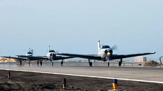מטוס בוננזה A-36, המכונה חופית, ממריא משדה דב מטוס בוננזה A-36, המכונה חופית, ממריא משדה דב