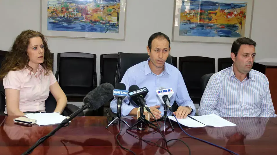 ראש עיריית עכו שמעון לנקרי לצד היועצת המשפטית כינרת הדר, מנכ"ל העירייה אוהד שגב