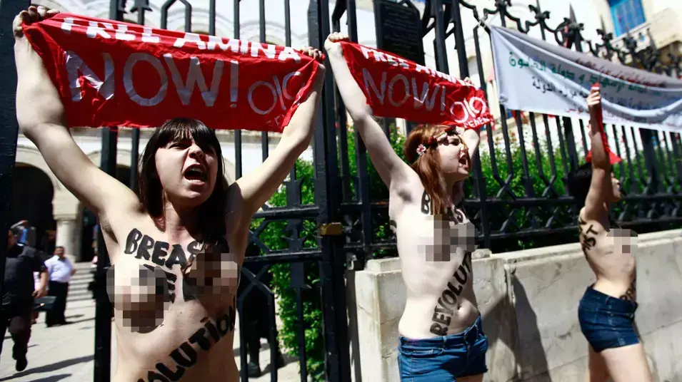מפגינות מארגון FEMEN מול משרד המשפטים בתוניס, תוניסיה. מאי 2013 מפגינות מארגון FEMEN מול משרד המשפטים בתוניס, תוניסיה. מאי 2013