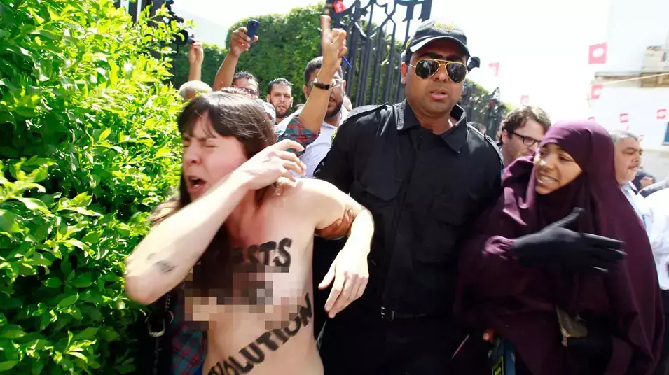 מפגינות מארגון FEMEN מול משרד המשפטים בתוניס, תוניסיה. מאי 2013 מפגינות מארגון FEMEN מול משרד המשפטים בתוניס, תוניסיה. מאי 2013