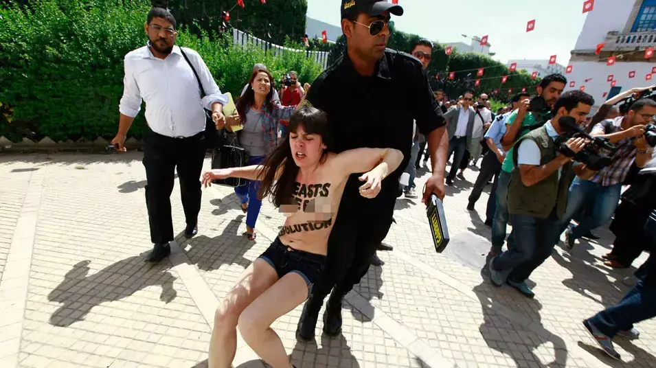 מפגינות מארגון FEMEN מול משרד המשפטים בתוניס, תוניסיה. מאי 2013 מפגינות מארגון FEMEN מול משרד המשפטים בתוניס, תוניסיה. מאי 2013
