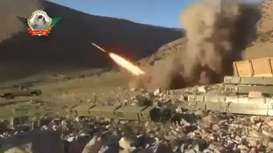 תיעוד: המורדים הסורים משגרים רקטות לעבר מוצבי חיזבאללה