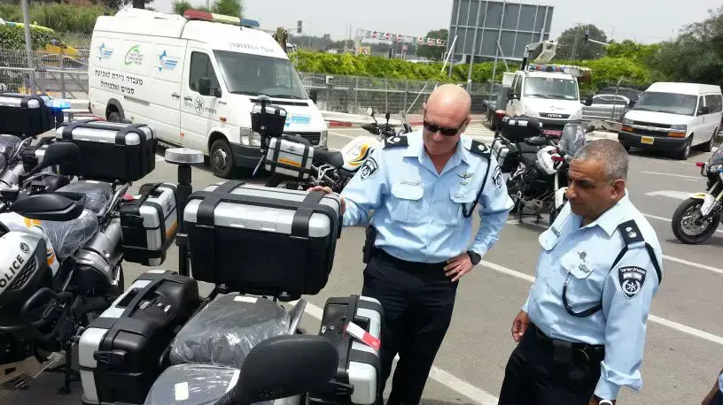 ראש אגף התנועה ברונו שטיין בוחן אופנועי המשטרה ראש אגף התנועה ברונו שטיין בוחן אופנועי המשטרה