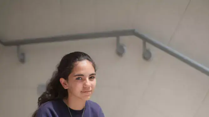 יאפא אבו שמיס בת 13, תלמידה בתיכון ל"ב אג'יאל ביפו שתלמידיו הופלו על ידי הסופרלנד, מאי 2013 יאפא אבו שמיס בת 13, תלמידה בתיכון ל"ב אג'יאל ביפו שתלמידיו הופלו על ידי הסופרלנד, מאי 2013
