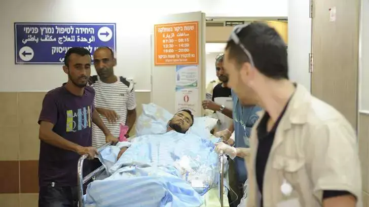 עומר וואליד שנפגע באירוע הדקירה מועבר למחלקת האשפוז בסורוקה, מאי 2013 עומר וואליד שנפגע באירוע הדקירה מועבר למחלקת האשפוז בסורוקה, מאי 2013