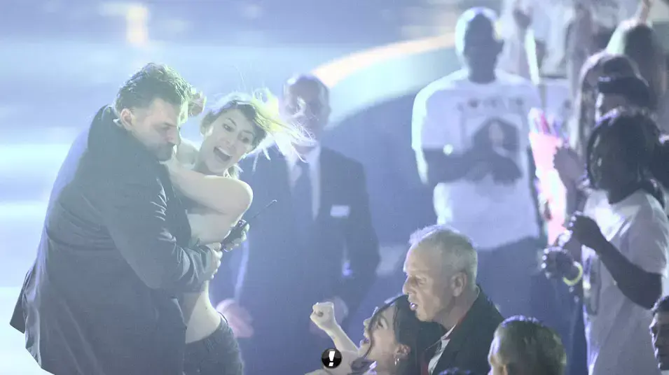 מחאה בעירום בתכני של היידי קלום בגרמניה מחאה בעירום בתכני של היידי קלום בגרמניה