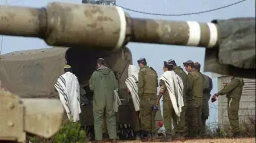 חיילי צה"ל מתפללים ליד טנק