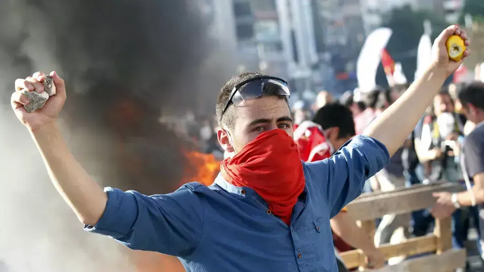 עימותים בין מפגינים ושוטרים במרכז איסטנבול, טורקיה, יוני 2013 עימותים בין מפגינים ושוטרים במרכז איסטנבול, טורקיה, יוני 2013