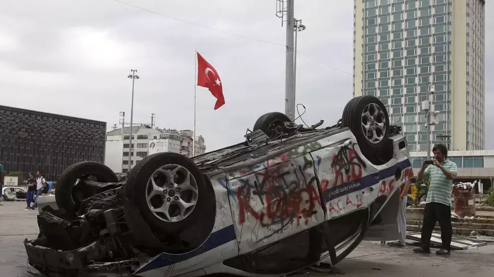 כיכר טקסים בבוקר שלישי של מחאה. איסטנבול, טורקיה, יוני 2013 כיכר טקסים בבוקר שלישי של מחאה. איסטנבול, טורקיה, יוני 2013