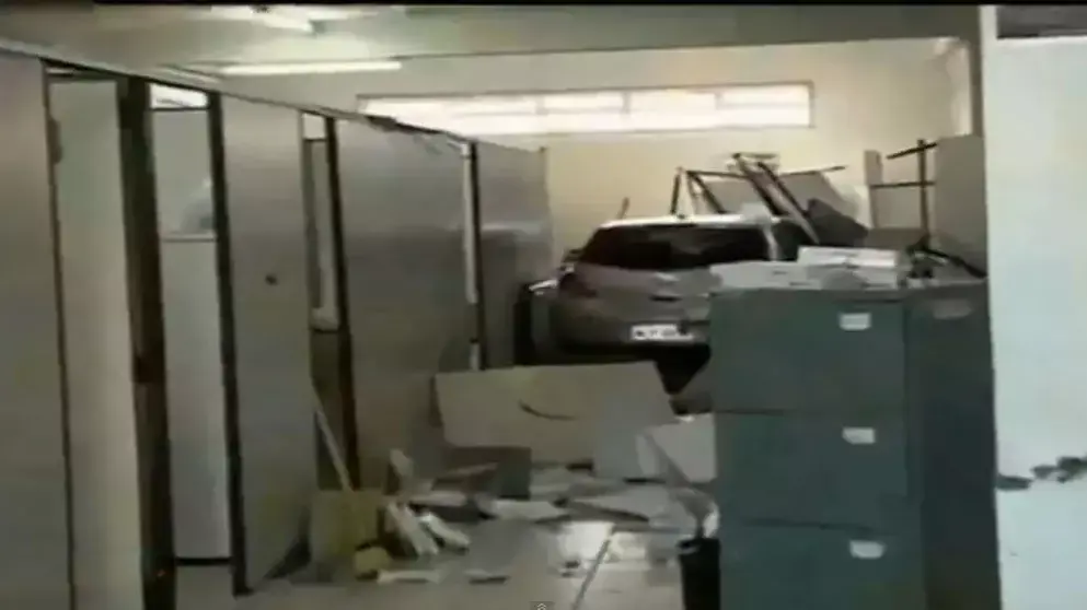 מכונית שעפה לתוך בית מרקחת בברזיל, מאי 2013 מכונית שעפה לתוך בית מרקחת בברזיל, מאי 2013