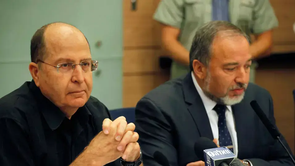 בוגי יעלון וליברמן בוועדת חוץ וביטחון, יוני 2013 בוגי יעלון וליברמן בוועדת חוץ וביטחון, יוני 2013
