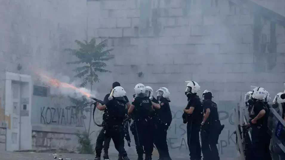שוטרים יורים גז מדמיע על מפגינים באיסטנבול, יוני 2013 שוטרים יורים גז מדמיע על מפגינים באיסטנבול, יוני 2013