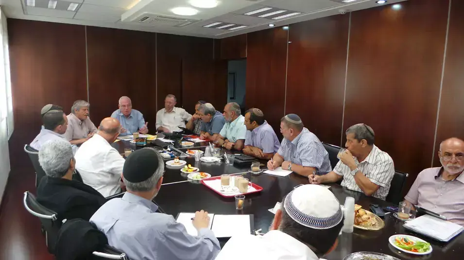 שר השיכון אורי אריאל בפגישה עם ראשי מועצת יש"ע שר השיכון אורי אריאל בפגישה עם ראשי מועצת יש"ע