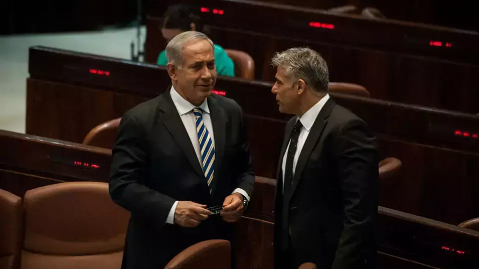 יאיר לפיד ובנימין נתניהו בדיון בהשתתפות רה"מ בעקבות חתימות 40 ח"כים בנושא יוזמת השלום הערבית. מאי 2013 יאיר לפיד ובנימין נתניהו בדיון בהשתתפות רה"מ בעקבות חתימות 40 ח"כים בנושא יוזמת השלום הערבית. מאי 2013