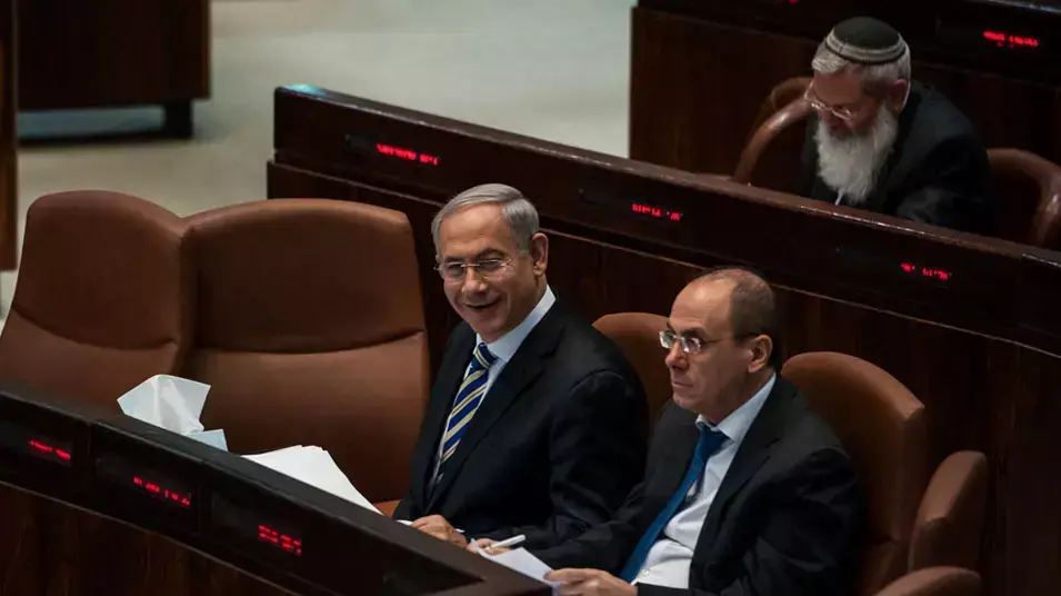 סילבן שלום ובנימין נתניהו בדיון בהשתתפות רה"מ בעקבות חתימות 40 ח"כים בנושא יוזמת השלום הערבית. מאי 2013 סילבן שלום ובנימין נתניהו בדיון בהשתתפות רה"מ בעקבות חתימות 40 ח"כים בנושא יוזמת השלום הערבית. מאי 2013