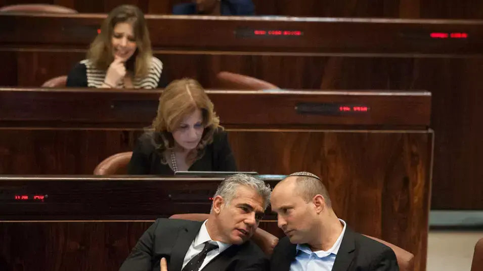 יאיר לפיד ונפתלי בנט בדיון בהשתתפות רה"מ בעקבות חתימות 40 ח"כים בנושא יוזמת השלום הערבית. מאי 2013